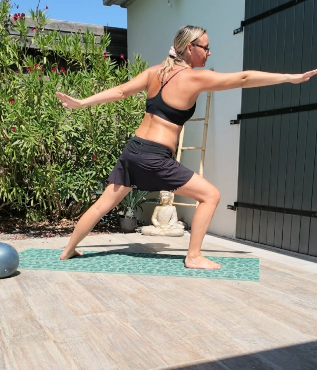 Yoga prénatal : bienfaits et postures clés pour vivre sa grossesse plus sereinement